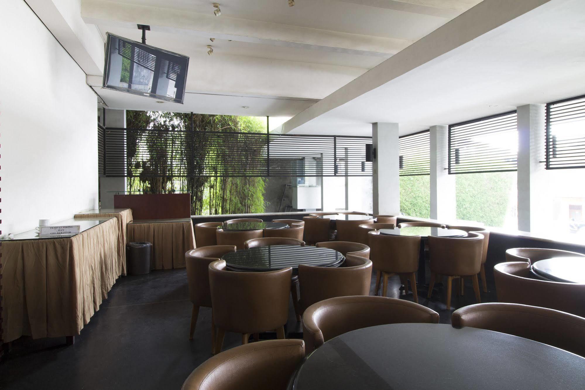 Hotel Reddoorz @ Gegerkalong Girang Bandung Esterno foto