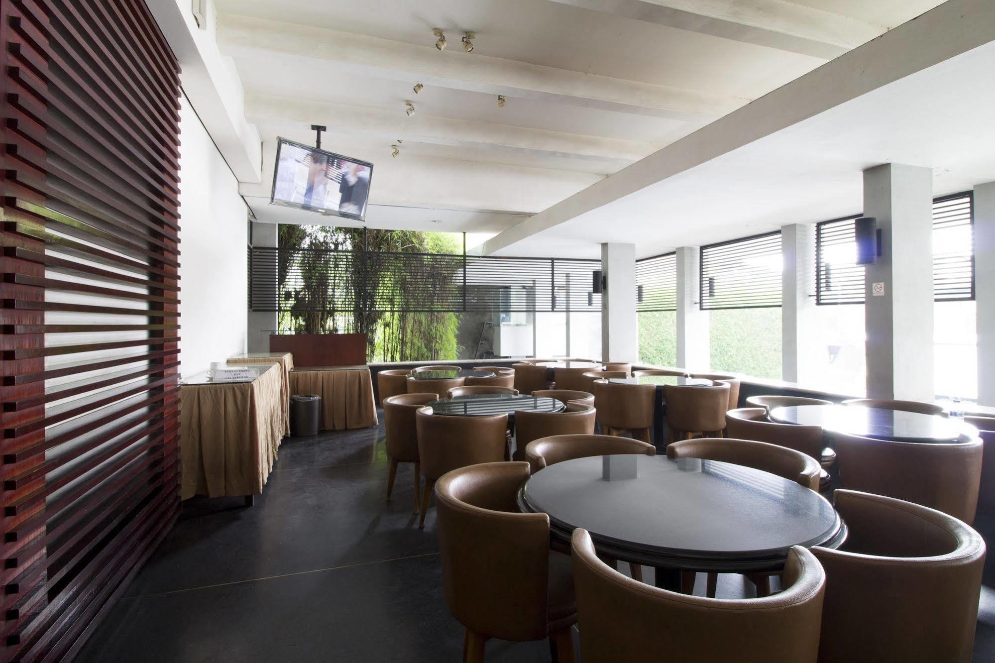 Hotel Reddoorz @ Gegerkalong Girang Bandung Esterno foto