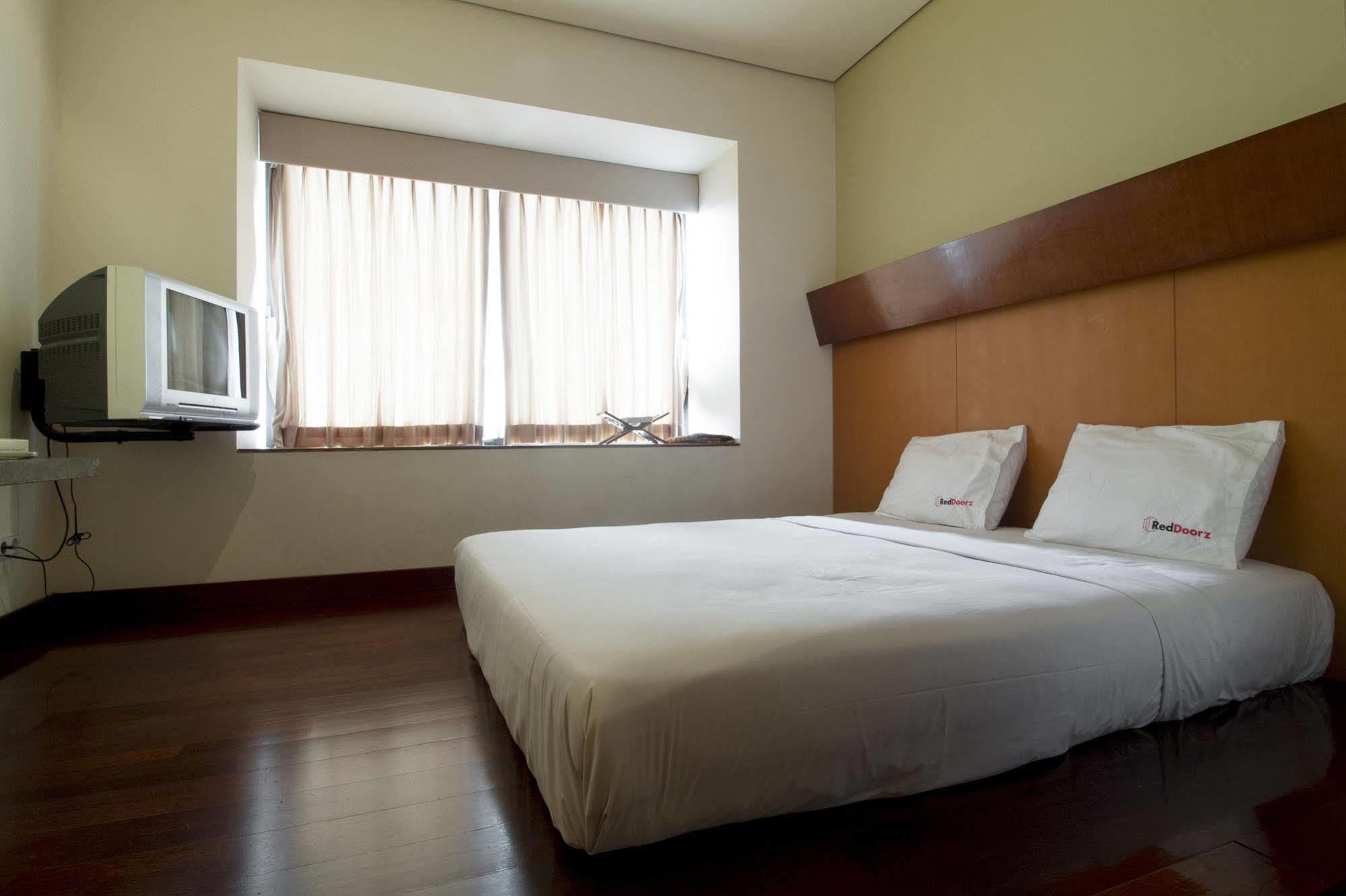 Hotel Reddoorz @ Gegerkalong Girang Bandung Esterno foto