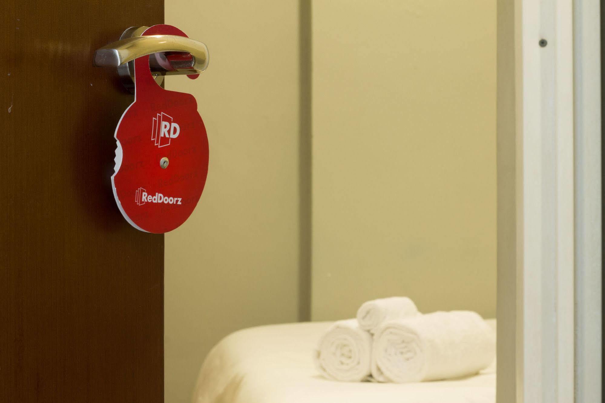 Hotel Reddoorz @ Gegerkalong Girang Bandung Esterno foto