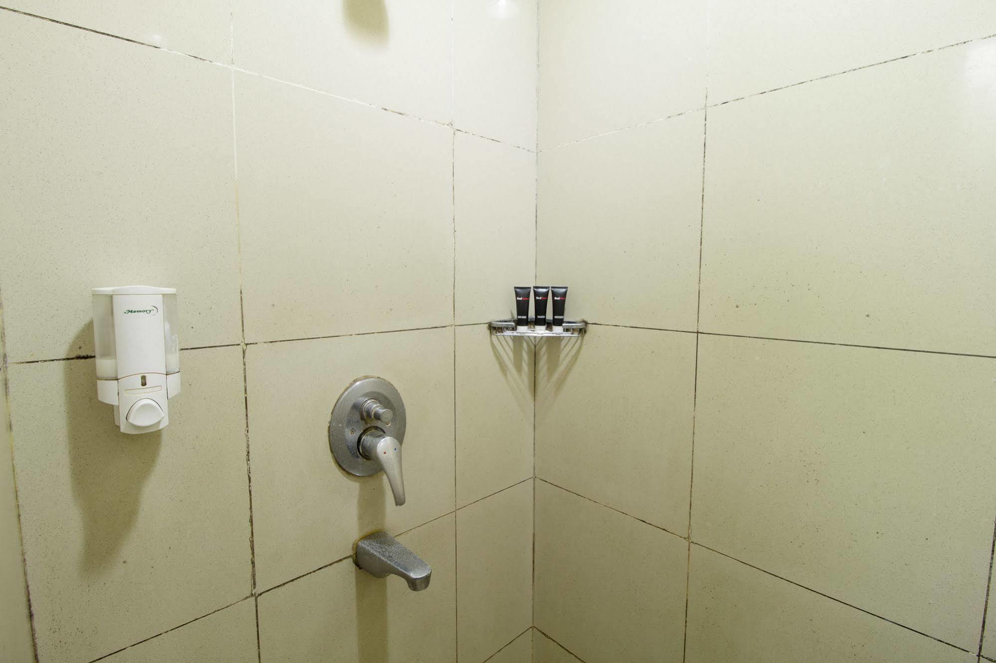 Hotel Reddoorz @ Gegerkalong Girang Bandung Esterno foto