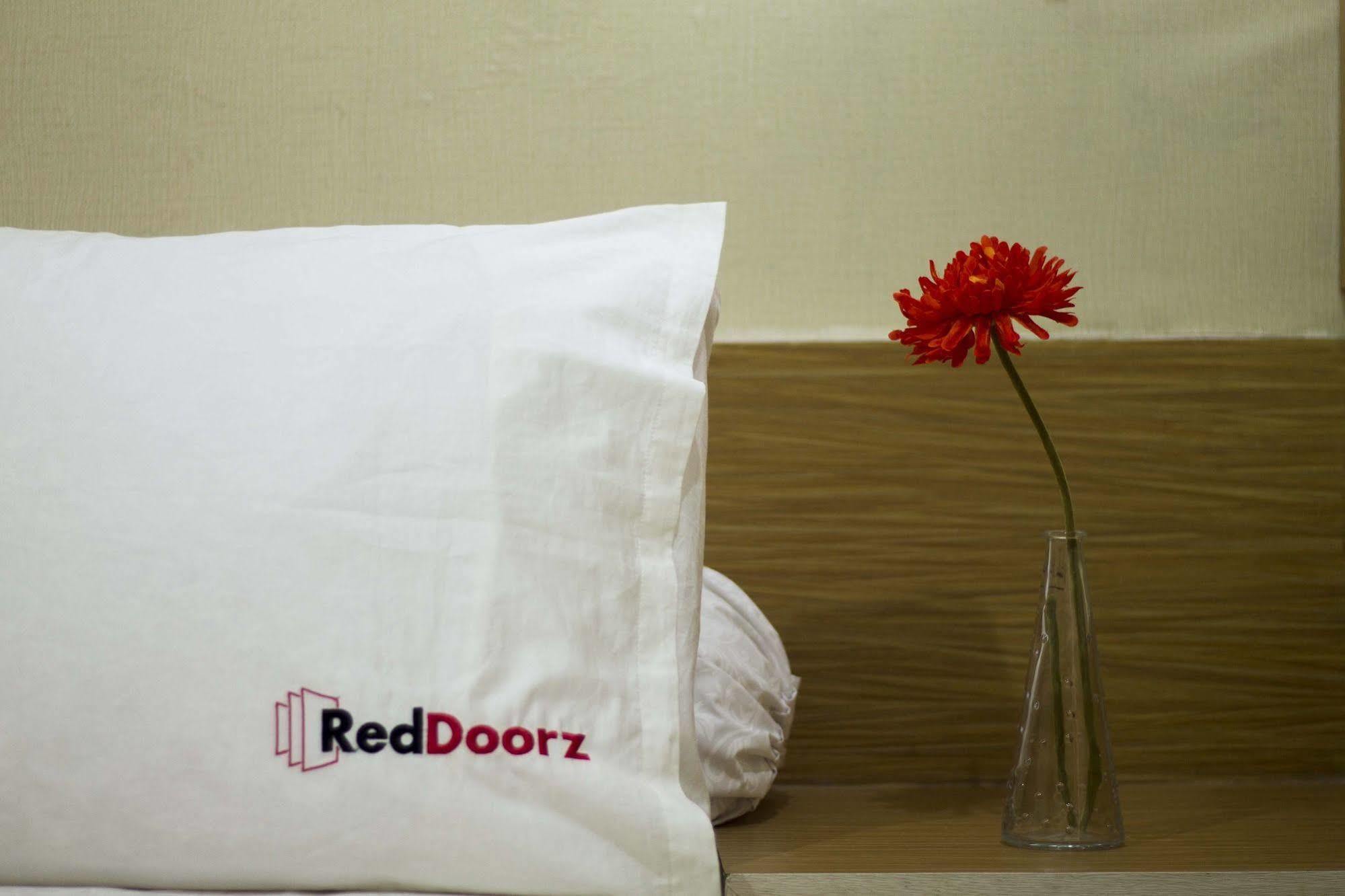 Hotel Reddoorz @ Gegerkalong Girang Bandung Esterno foto