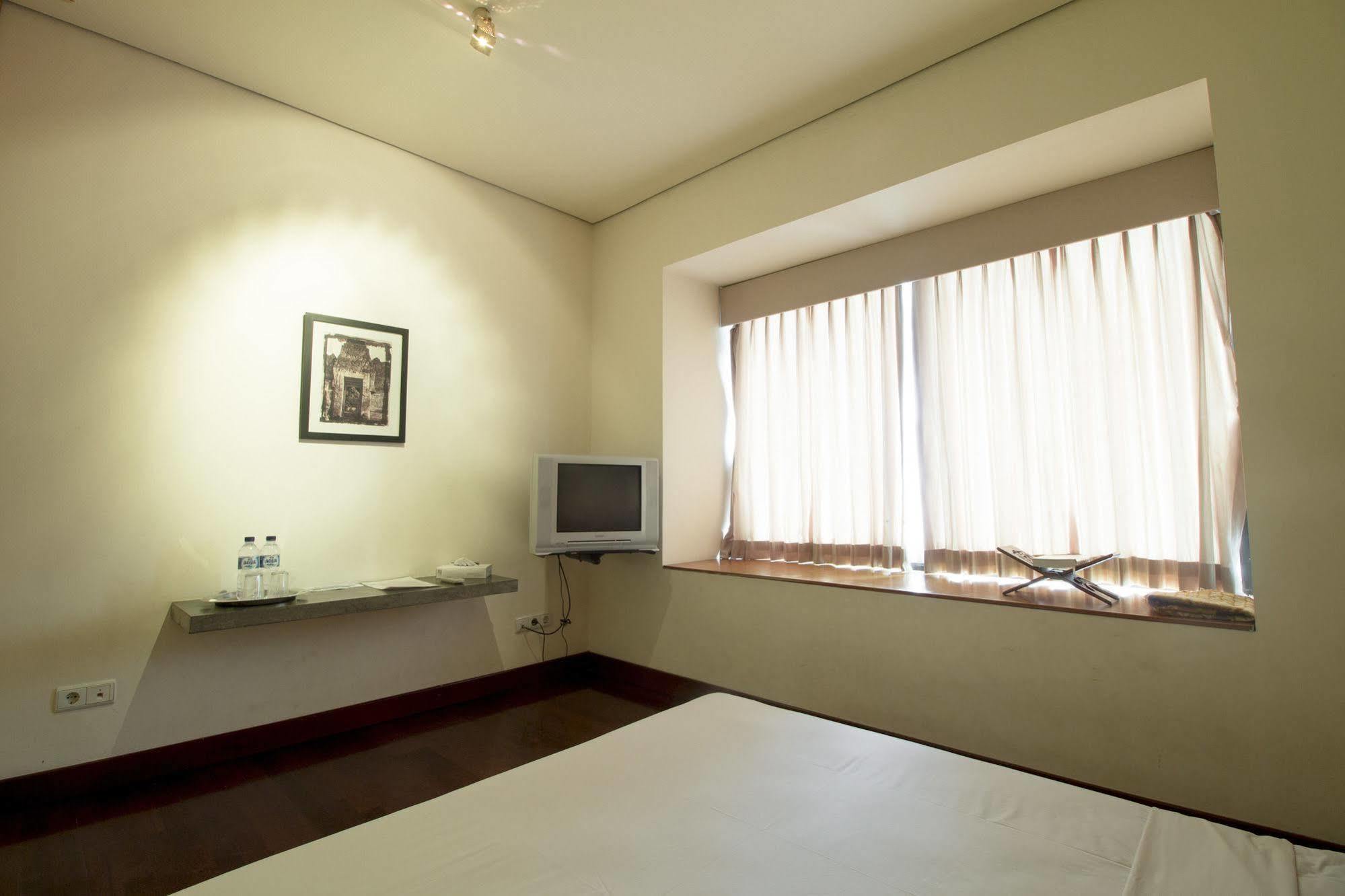 Hotel Reddoorz @ Gegerkalong Girang Bandung Esterno foto
