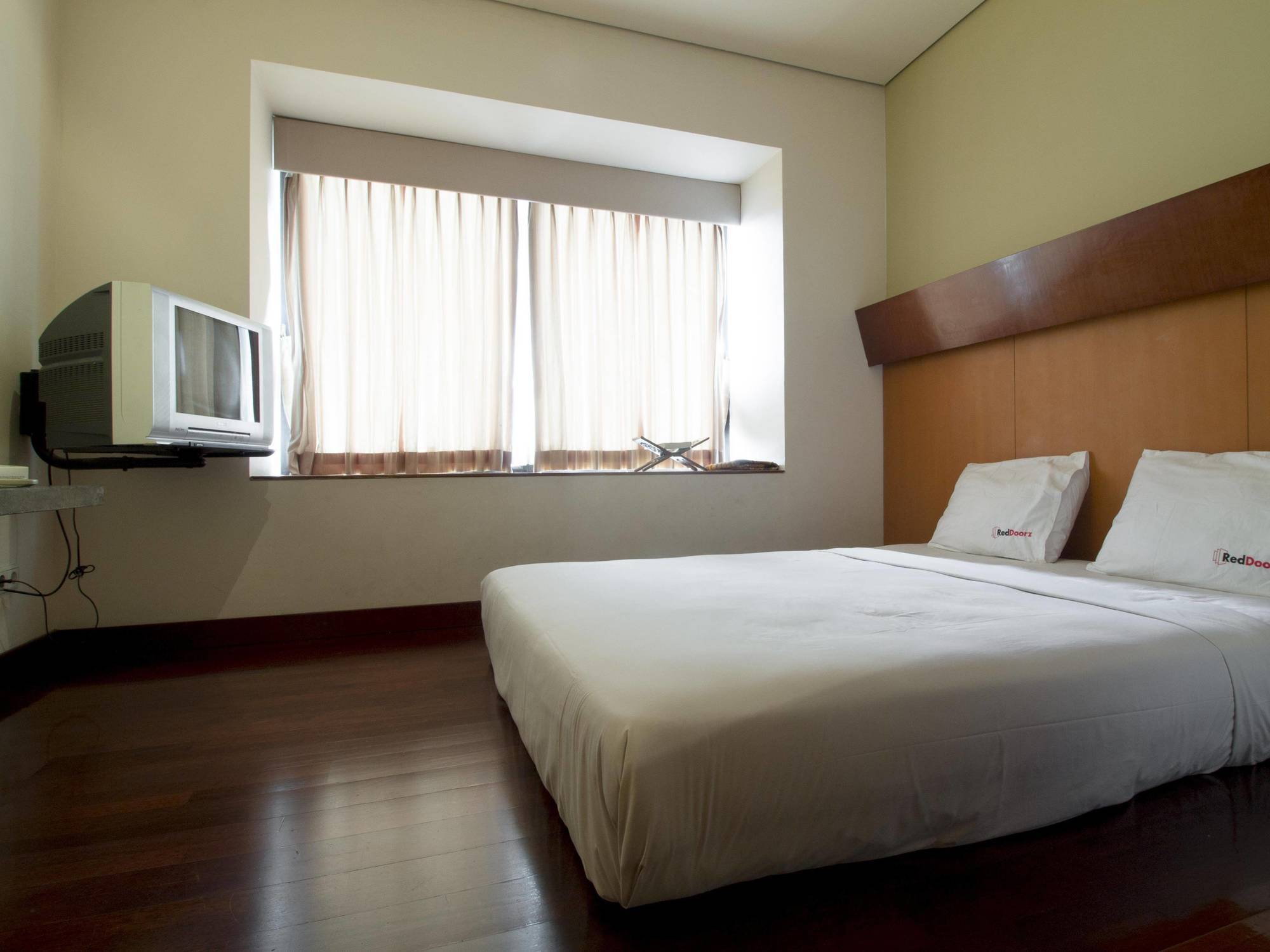 Hotel Reddoorz @ Gegerkalong Girang Bandung Esterno foto